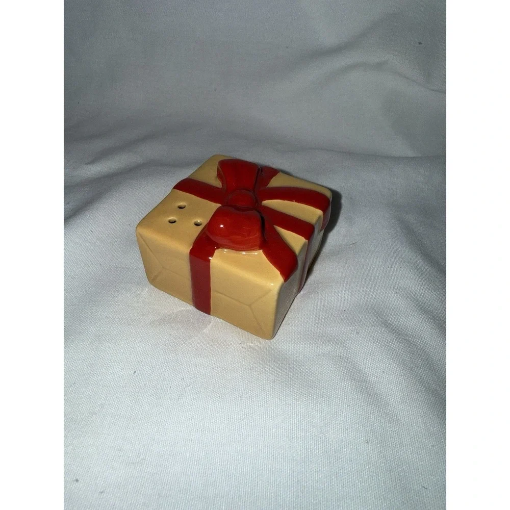 Hallmark Salt‎ and Pepper Shakers Ceramic Christmas Presents Wrapped Gift Boxes